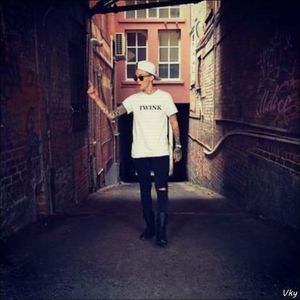 ▬ Isi cauta telefonul prin buzunar lipita de usa si rade in continuare, apoi il; scoate si se uita la sms, o spune pentru ea. ❝In starea asta numai de vorbit cu mine nu poti.❞ Baga telefonul in buzunar si iese din camera mergand spre cea a Sarei. =)))))
