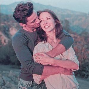 ▬ ❝Heya, Mel. O sa ai nevoie de multe creme daca vrei sa dormi.❞ Se uita la; ea si ii face semn spre Alex, apoi isi intoarce privirea oarecum la Seba si rade. ❝O sa imi i-au daca imi dai drumul sau ma duci langa lada.❞=)))))))
