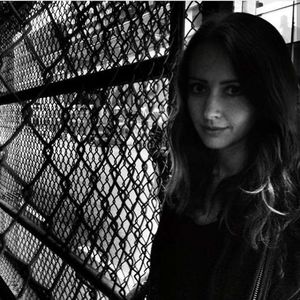 ▬ ❝Pentru asta.❞ Rade scurt cu privirea la Amy, apoi se uita la Seba si rade mai; tare. ❝Nu am avut atata nisip pe mine in viata mea. Iar tu mai umplut in 5 minute.❞ Se intinde cu tot cu el si ia o sticla.=)))))))
