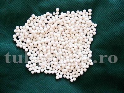 Clorura de calciu 3kg; Pret: 15 lei. Topeste gheata si zapada de pe strazi, trotuare, parcari, alei. E de 70-80 de ori mai putin coroziv in comparatie cu sarea.
