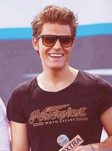 *intra si se scarpina in kwr apoi miroase, se aseaza pe canapea*