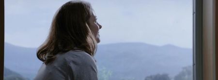 ▬ Zambeste pe sub mustati, dar nu pentru ca aude usa ce anunta venirea celei mai nebune; persoane din acest spital, ci pentru ca lumina rosie a camerei de filmat se stinge si se aprinde mai ceva ca un cod morse. Dar asta nu o impiedica sa deschida gura si sa isi
