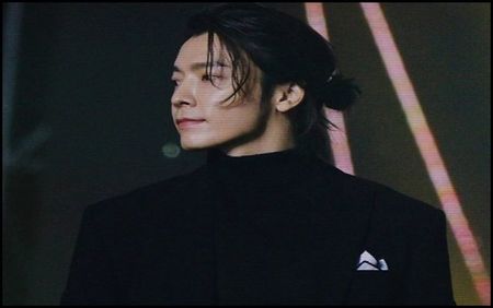 — ❝Evident că nunta.❞ [o privește, zâmbește și el] ❝Sper să ne mai vedem pe aici.❞; [îi face din ochi și se îndreaptă spre alți invitați prezenți]
