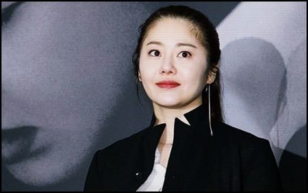 — [ceva mai târziu, după ce tot invitații ajunseseră, se apropie de Vera] ❝Au sosit rapoartele; de la bancă. A transferat banii în contul acelui bărbat. Tot mai crezi că e ceva de cercetat? Femeia asta e o escroacă ce încearcă să-l curețe pe fiul meu de bani!❞
