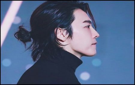 — [toți invitații își îndreaptă privirile spre ea]