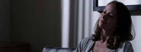 ▬ Deplasarea ei de pe geam pana la canapeaua de langa perete tot cu privirea pe doctor urmarindu-i; reactiile faciale cat si fizice o multumesc pentru un moment, iar asta ii da mai mult timp sa afle cine si de ce. ❝Prietena mea a spus ca nu o sa mai dureze mult pana voi pleca. Putem sa incepem?❞
