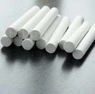 Creta Alba 12buc.; Pret: 3 Lei/pachet.   Creta alba fara praf este facuta dupa o reteta noua care ofera o mai mare stabilitate produsului, nu genereaza mult praf si nu se rupe la fel de usor cand este folosita.
