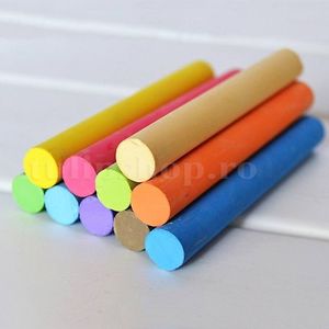 Creta Colorata 12buc.; Pret: 3 Lei/pachet.  Creta colorata fara praf este facuta dupa o reteta noua care ofera o mai mare stabilitate produsului, nu genereaza mult praf si nu se rupe la fel de usor cand este folosita.
