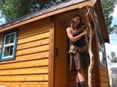 CAMPING LINGA CLUJ _ IN BORSA MARAMURES; Locuinta mea de vara
E la tara... 
Acolo era sa mor
De urat si de-ntristare
https://Versuri.ro/w/0b77 
Beat de soare
Si parlit ingrozitor!
