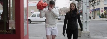 ▬ Cateva strazi ocolite prin oras si modul in care il pune sa scape de haine in vazul; tuturor celor ce isi petrec dimineata in drum spre munca sau nu, dar totusi sunt pe strada la ora aia. Arunca hainele in cos si isi da barba jos avand probabil
