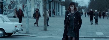 ▬ Se indreapta catre el zona unde se afla Williams, doar ca nu il observa inca ci doar e in acelasi; loc si in acelasi moment cu el. Cu un stil vestimentar lejer si o peruca poti pacalii multa lume, dar nu si pe cei care te cunosc. Destul de concentrata cu o casca
