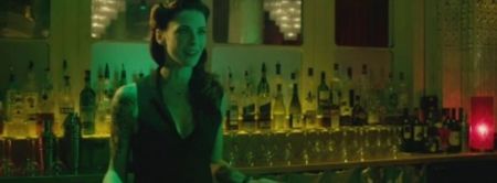▬ Servind un client nu observa prezenta lu Shaw in club si zambeste scurt atunci cand ii pune; bautura, apoi se intoarce lunad o sticla pe care dorea sa o foloseasca punand intr-un pahar pentru unul din cei ce tipa dupa ea. Apoi printr-o rasucire revine la pozitia in care are vizibilitate
