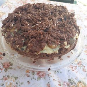 Tort cu crema de vanilie si stafide si glazura de fineti