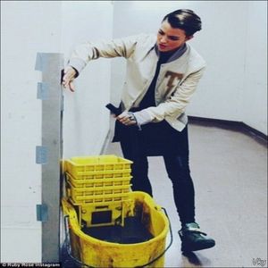 ▬ Ii vede pe aia cum se inghesuie in birou la Cate si fuge din cladire afara fericita ca a scapat si; de data asta stiind ca ma-sa e responsabila.
