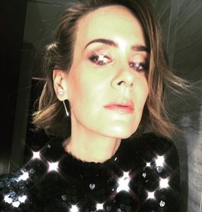 》Să mergem... *oftează și merge cu ea spre biroul ei, îi compune +; pe drum un sms lui Ian, destul de scurt și la obiect să vină să vorbească*
