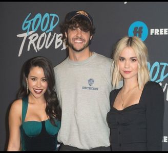 ༄nɇᶥfɇłɨƀȺŧȺ♡ ─ Își ia valiza din compartimentul special pentru bagaj și se așează pe valiză; lângă Jo, aproape adormind în f und :)))
