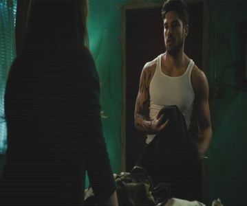 — Se uită spre autobuz, așteptând să își vadă fetele, dar privirea lui aproape zâmbitoare; îi piere când o vede pe fiică-sa ținându-se de mână cu Elias. Și mai să leșine când o vede pe micuța Rosie cu celălalt hăndrălău. Pornește spre ele, având o privire dură :)))
