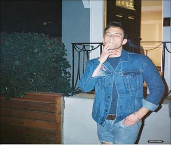 ⤑ʀคყօʄ ˢᵘᶰˢʰᶤᶰᵉ☀️┊va asteptam pe voi..doamne cat mi-ati lipsit ne,;bunele mele# le(; strange tare in brate si o saluta scurt pe mama lui evie obsrvand relatia lor..se uita la ea sictirit asteptand sa plece=))),ca apoi sa isi intoarca privirea spre anna si chris;
