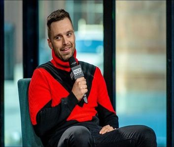 ⤑ʀคყօʄ ˢᵘᶰˢʰᶤᶰᵉ☀️┊ai cobiiiit,jur#spune in timp ce il vede pe tatal ei venind(; spre ei si o strange mai tare de mana;-ness#brusc ii ramane privirea spre masa si ramane blocat..in soc ca e masa acolo nu mai era atent la nimic decat la ea;mom?
