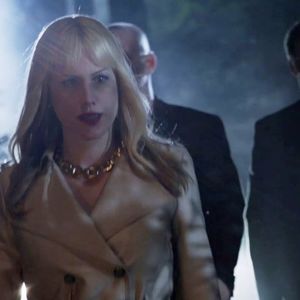 ▬ ❝Poti sa te duci direct in masina.❞ Spune asta cand trece pe langa Sarah si merge mai departe; ca sa ajunga mai aproape de Elias.
