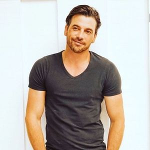 ▬ ❝Ma-ta repede, ca tata nu ai...❞ O spune mai mult pentru el legat de Zayde si ma-sa, apoi; se uita la fete si le saluta.=))))
