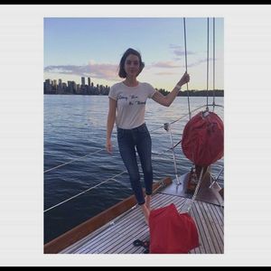 ━ Înțelege din prima privirea plină de ură a unchiului ei, DJ, și se apleacă spre Oliver pentru; a îi șopti. ❞Tatăl Vanessei. Adică unchiul meu mare și rău.❞ :)))) Se aruncă în brațele lui DJ și îl strânge ușor. ❞Unchiule, el e Oliver. Oliver, unchiul meu, Dj.❞ Le face cunoștință ea =)))
