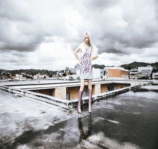 — ❞Nu a fost cu intenție..❞ Mormăie ea, privindu-și tatăl cu teamă. Știa că DJ nu l-a plăcut; niciodată pe Elias, iar după despărțirea lor.. l-a vrut mort. Observă privirea pierdută a lui Elias și îl strânge ușor de mână în semn de ”sunt aici dacă ai nevoie”.
