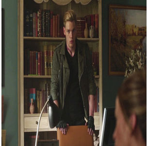 ̷♡̷ ⍮αιηяσʇιƖαɔ⑇eyes٦̷ „Îl cunoști pe Richard?” Întreabă oarecum confuz ducându-și un braț; în jurul lui Rose trăgând-o mai aproape de el și îl fixează cu privirea pe DJ când vorbește așa de Vanessa sperând că Elias nu va spune vreo prostie.
