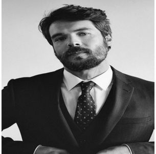 ̷♡̷ ⍮αιηяσʇιƖαɔ⑇eyes٦̷ Îi pică efectiv fața când Charlotte merge cu Zayde spre familia lui și deja; simte că o ia razna, merge și intră în mașină turându-și motorul ca să facă zgomot. Un fel de „vino dracului mai repede” către Charlotte. =)))
