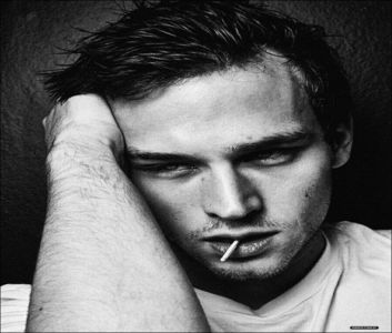 ⤑ʀคყօʄ ˢᵘᶰˢʰᶤᶰᵉ☀️┊# se indeparteaza de familie si fete si ii ramane(; privirea spre chris si anna,facand ochii mari ca merge spre familia lui si tot;
