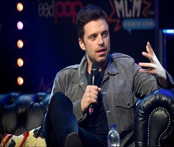 ⤑ʀคყօʄ ˢᵘᶰˢʰᶤᶰᵉ☀️┊vezi cum vorbesti despre ea# se uita urat la el pentru(; cum ii vorbeste nessei desi stia ca ar trebui sa stea potolit ca e tasu,inca cu privirea la masa mai ales cand vede ca se apropie si brusc o strange tare in brate fara sa spuna nimic;
