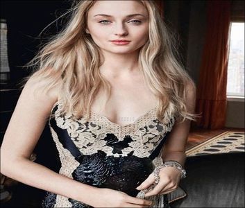 ⤑ʀคყօʄ ˢᵘᶰˢʰᶤᶰᵉ☀️┊iubita mea nu vine nicaieri cu tine# se uita urat la(; ea si o strange tare de mana pe evie,uitandu-se confuza dupa sarah;
