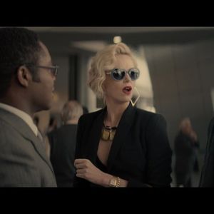 ▬ ❝Nimic...❞ O spune spre Kate si zambeste spre iubirea ei, gen ca a incetat, apoi se; uita la Jake si o spune incet. ❝Vrei sa spui ca ai de@#$#nat-o fumata? Asta e baiatul meu.❞=)))))))
