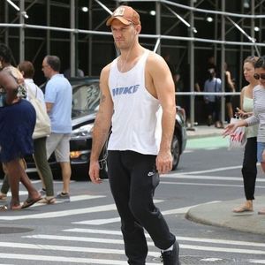 ▬ ❝Da, serios.❞ O tine strans in brate pe Char si se uita la ma-sa zambind; incercand sa il ignore pe ta-su din nou.
