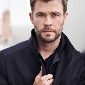 ▬ ❝Oarecum da, ne-am distrat. Anna e noua ta nora, presupun.❞ Se scarpina in; cap si o trage pe Anna langa el. ❝Nu ma ajuti prea mult sa sti.❞
