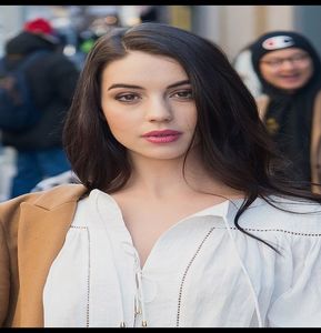 ━ Se lasă pradă căldurii oferite de corpul lui Oliver și își sprijină capul de pieptul lui. Când; DJ e atent la Vanessa îi șoptește la ureche blondului: ❞O fi el mare, dar doar latră. Bine, în privința ta. Încă îl urăște pe Elias pentru faza de acum două luni.❞
