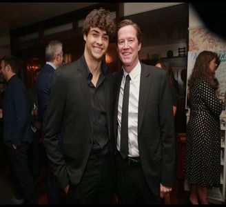 ༄nɇᶥfɇłɨƀȺŧȺ♡ ─ Scoate o pungă de semințe din buzunar și o împarte cu Jo. ❞Pe mine mă; fascinează drama asta din aer.❞ Se mai uită în jur și adaugă. ❞Sarah deja a fost trimisă în mașină ca un copil rău. Rick deja e gata să calce pe cineva. Și nici Elias nu e prea bine.❞  :)))
