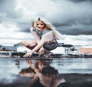 — Se încruntă spre ta-su când îl aude și nu se poate abține să nu zâmbească vag când îl; aude pe Elias luându-i apărarea. ❞Tată, pentru fericirea ta, nu m-am împăcat cu Elias încă..❞ Surâde scurt. ❞Dar îți pot garanta că ura asta a ta pentru el e jalnică. Ești ditamai omul, abține-te!❞
