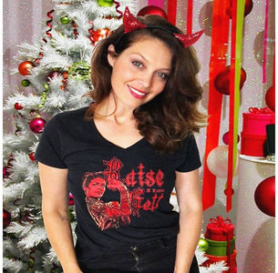 ̷♡̷ ⍮αιηяσʇιƖαɔ⑇eyes٦̷ Râde când le vede pe amândouă așa și le privește. „Cât drăguțe sunteți; voi, awwww..” O spune sarcastic râzând. „Eve, știi că poți să faci pușcărie pentru că iubițica ta e minoră, nu? Serios acum, e puștoaică de liceu, nu se ia în serios nici pe ea, dar o relație.”
