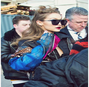 ̷♡̷ ⍮αιηяσʇιƖαɔ⑇eyes٦̷ „Mai taci, mom.” Își vine să se bată singură când realizează cât de mult; seamănă cu ea și se uită la Lya. „Las-o în pace, mereu vorbește mult și prost când e beată.” Ridică din umeri și rămâne cu privirea asupra lui Con să nu facă vreo prostie.
