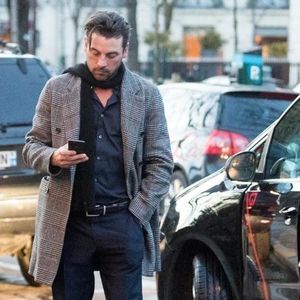 ▬ ❝Cum doresti tu draga mea, asa o sa fac.❞ Isi duce mana in jurul ei si; o saruta scurt ca mai apoi sa mearga dupa Con cica sa aiba grija de el.=)))
