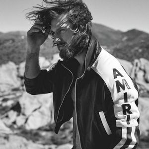 ▬ ❝Nu o sa stea cu noi si nici eu nu o sa stau cu familia din nou. Imi pare rau, dar tu poti; sa te muti cu noi in apartament.❞ Se uita la ma-sa si zambeste cand il expediaza pe ta-su de acolo ,apoi isi muta privirea la Char. ❝Daca vrei poti sa te duci la Rick daca vrei.❞
