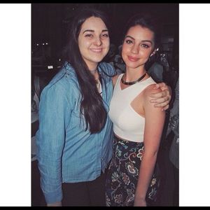 ━ ❞Știu că muști, iubitule.❞ Face o aluzie cam prea pe rversă pentru ea și își mută privirea; pentru câteva secunde pe cei doi membri ai familiei ei. ❞Da, cred că voi merge la tine. Sigur nu vreau să stau cu ei în seara asta.❞
