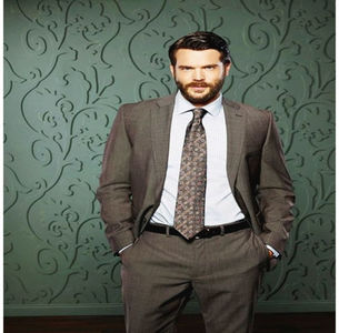 ̷♡̷ ⍮αιηяσʇιƖαɔ⑇eyes٦̷ Își pierde efectiv răbdarea și își dă ochii peste cap atunci când FP o; sărută pe Elle și când vede că se depărtează prinde momentul perfect și merge spre ei. „Elle.” O salută politicos și se uită la Char forțând un zâmbet. „Mergem azi, scumpo?”
