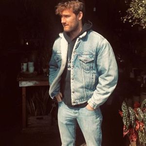 ▬ ❝Dar tu nu strici niciodata atmosfera cum o fac aia doi si nu mai trebuie sa stai cu ei.❞ Se uita; la ma-sa iar fi placut sa stea cu ei, apoi se uita la Rick cand apare langa ei. ❝Hey, Richard! Sper ca nu te superi, dar vreau ca Char sa stea cu mine.❞ Se uita apoi spre Char.
