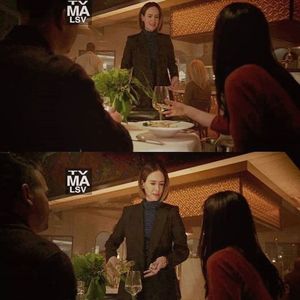 ▬ Isi da cu o palma peste frunte cand ii vede pe toti cum reactioneaza si; fumeaza din tigara asteptand sa apara ma-sa si sa o duca acasa la ea.
