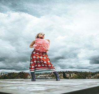 — Se desprinde de ta-su și se uită cu ochi mari la Elias. Știa ce simte pentru ea, dar nu se; aștepta să îi zică și tatălui ei asta. ❞Și eu îl iubesc dacă contează..❞ Când aude ce are Oliver de spus îi sclipesc ochii, știind că va ajunge să doarmă cu Elias. :)) ❞Te rooog.❞ Se roagă de ta su
