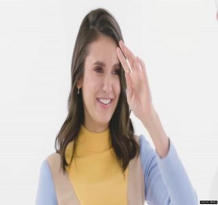 — Se ridica si isi strange geamantanele de acolo, abia privindu-l din cauza somnului; "Deci, hai la mine.."
