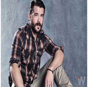 ̷♡̷ ⍮αιηяσʇιƖαɔ⑇eyes٦̷ Efectiv îi pică fața și simte că turbează gândindu-se că Char ar putea sta; cu Elle și FP în casă. „Nu, sub absolut nicio formă.” Se uită spre Elle. „Nu poți să-mi ceri chestia asta. Nu vine în casa voastră nici dacă mor eu, Elle.” O prinde pe Char de mână. „Plecăm.”
