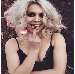 ̷♡̷ ⍮αιηяσʇιƖαɔ⑇eyes٦̷ „Sarah?” Se încruntă ușor. „Cine mama naibii mai e și Sarah asta?”; Stă puțin și se gândește. „Evelyn, scumpo, nu-mi spune că e acea Sarah... parcă vorbisem deja despre asta. Just get over it, Eve.” Îi spune așa intenționat.
